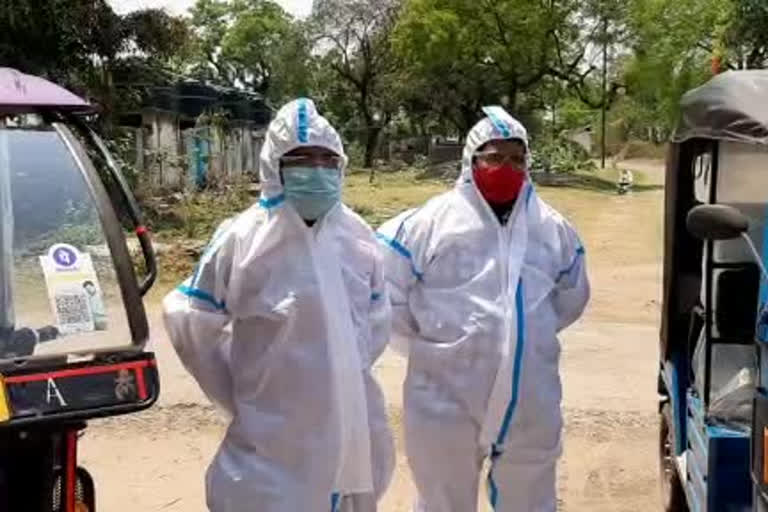 two toto drivers put on ppe kit and gives services to covid 19 patient