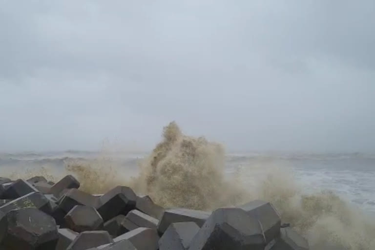 Turbulent sea in Mangalore