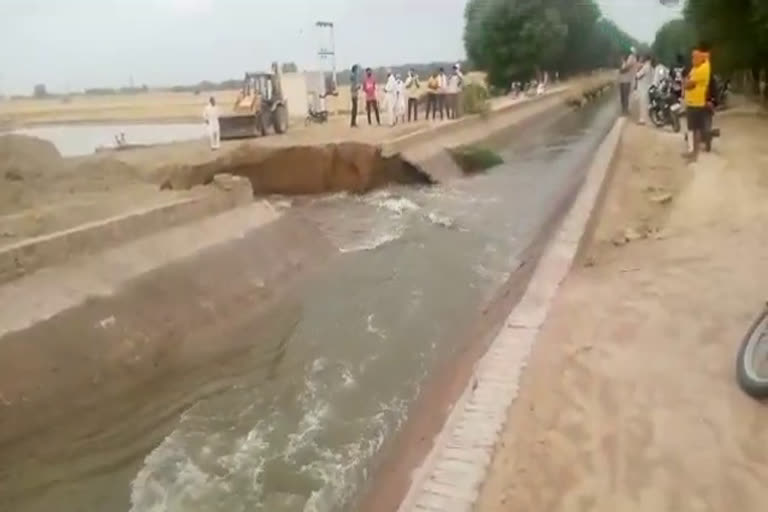 Farm submerged by water erosion, पानी कटाव से खेत जलमग्न