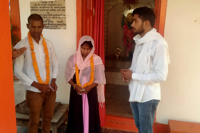 divorced husband and got married to lover at a police station  gorakhpur news  gorakhpur samachar  gorakhpur khabar  divorced husband and got married to lover  divorced husband and got married to lover in gorakhpur  ಲವರ್​ನೊಂದಿಗೆ ಕೃಷ್ಣನ ದೇವಾಲಯದಲ್ಲಿ ವಿವಾಹವಾದ ಪತ್ನಿ  ಗಂಡನಿಗೆ ವಿಚ್ಛೇದನ ನೀಡಿ ಲವರ್​ನೊಂದಿಗೆ ಕೃಷ್ಣನ ದೇವಾಲಯದಲ್ಲಿ ವಿವಾಹವಾದ ಪತ್ನಿ  ಗೋರಖ್​ಪುರ ಸುದ್ದಿ