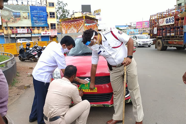 Government board remove, Government board remove from Private vehicle, Government board remove from Private vehicle in Hubli, Hubli police news, Hubli news, ಖಾಸಗಿ ವಾಹನಕ್ಕೆ ಹಾಕಿದ ಸರ್ಕಾರಿ ಬೋರ್ಡ್ ತೆರವು, ಹುಬ್ಬಳ್ಳಿಯಲ್ಲಿ ಖಾಸಗಿ ವಾಹನಕ್ಕೆ ಹಾಕಿದ ಸರ್ಕಾರಿ ಬೋರ್ಡ್ ತೆರವು, ಹುಬ್ಬಳ್ಳಿ ಪೊಲೀಸ್​ ಸುದ್ದಿ, ಹುಬ್ಬಳ್ಳಿ ಸುದ್ದಿ,