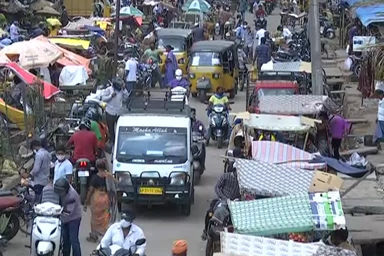 విజయనగరం జిల్లాలో జనాలతో మార్కెట్లు