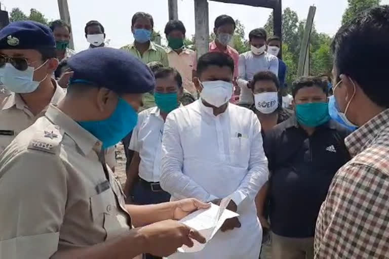 dm of uttar dinajpur visit the scene of incident of 5 killed in fire