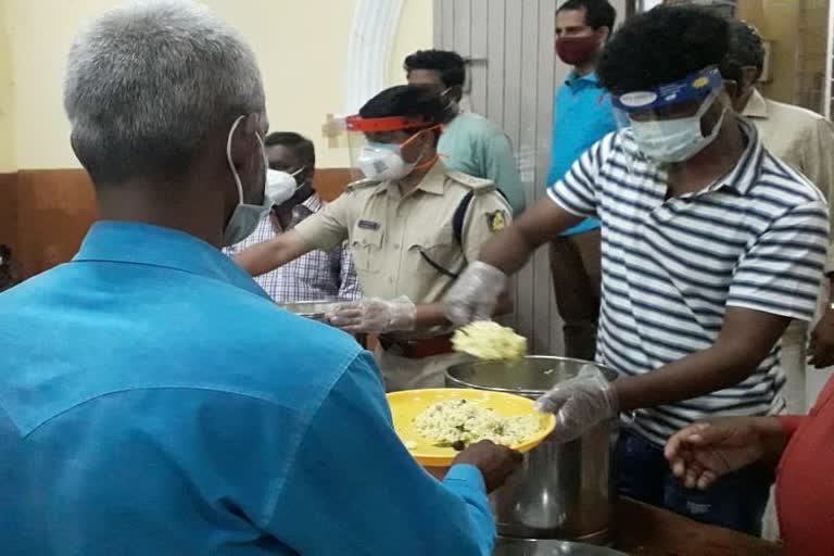 comedy-actor-chikkanna-providing-food-for-refugees