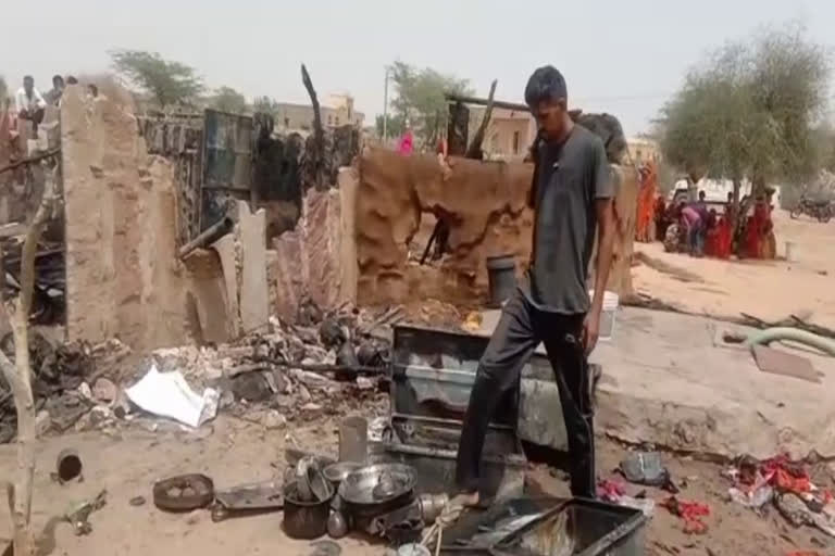 झोपड़ी में आग,  घरेलू सामान राख, fire in Hut, Household articles burnt , Pokaran Jaisalmer News