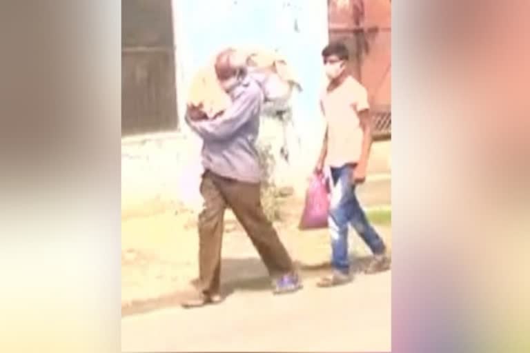 man carrying dead body of Covid-positive daughter in punjab