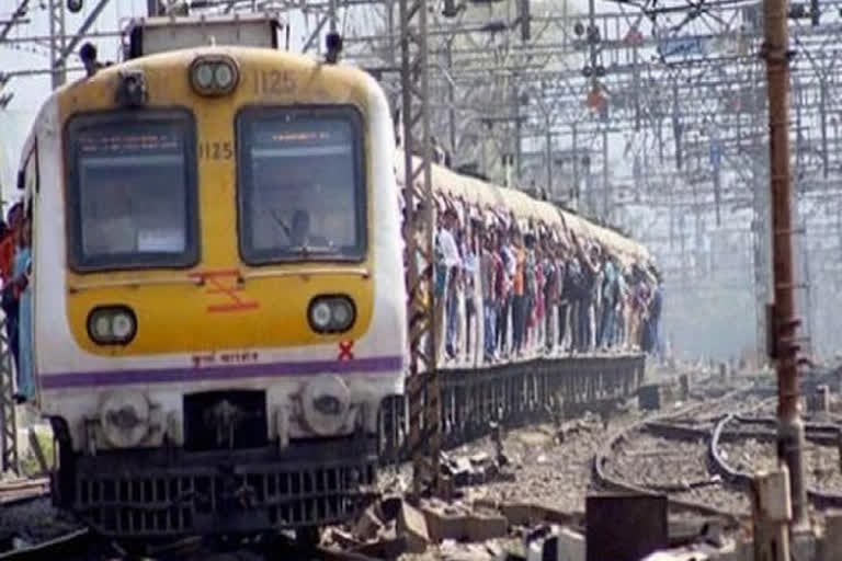 Taukta  ടൗട്ടെ  ടൗട്ടെ ചുഴലിക്കാറ്റ്  Tauktae cyclone  Railway cancels rains  റെയിൽ‌വേ ട്രെയിനുകൾ റദ്ദാക്കി  കാലാവസ്ഥാ വകുപ്പ്  IMD  ഗുജറാത്ത്  gujarat  mumbai  മുംബൈ  cyclone  ചുഴലിക്കാറ്റ്  ഇന്ത്യൻ റെയിൽവേ  indian railway  വെസ്റ്റേൺ റെയിൽവേ  western railway