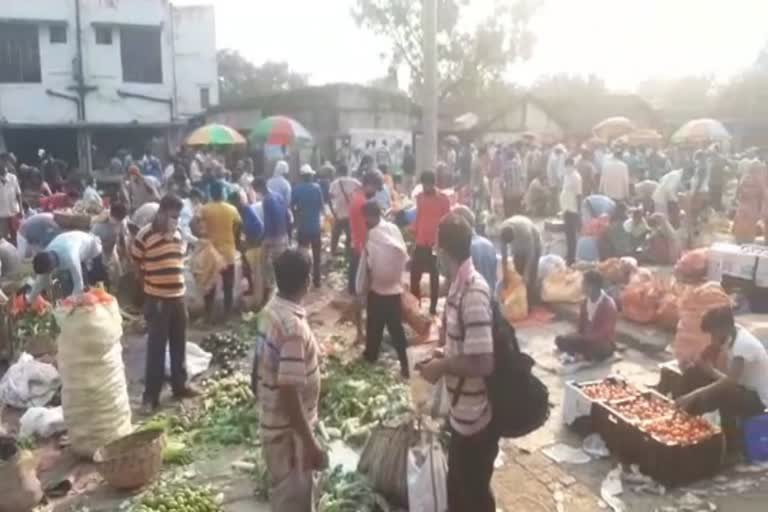 মাস্ক নেই, গাদাগাদি ভিড় দুর্গাপুরের বাজারে