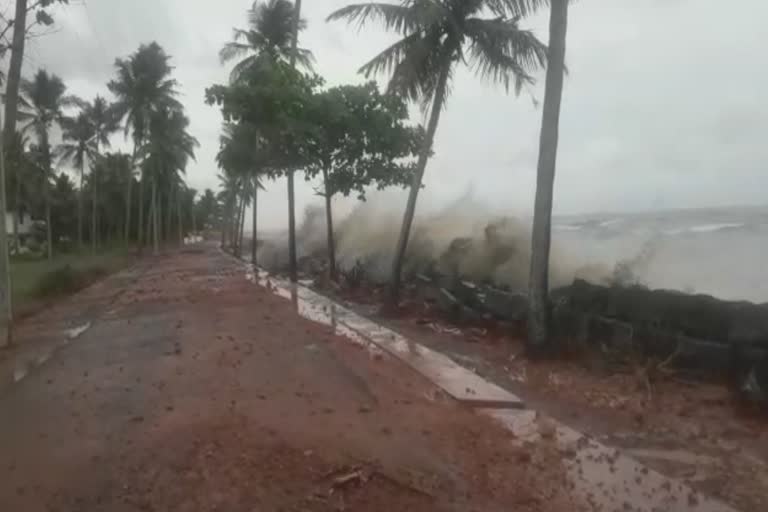 കോഴിക്കോട് കടലാക്രമണം  കടലാക്രമണ വാർത്ത കോഴിക്കോട്  390 പേരെ മാറ്റിപ്പാർപ്പിച്ചു  കടലാക്രമണത്തെ തുടർന്ന് ആളുകളെ മാറ്റിപ്പാർപ്പിച്ചു  കോഴിക്കോട് കടൽ ക്ഷോഭം വാർത്ത  കോഴിക്കോട് വീടുകൾ ഭാഗികമായി നശിച്ചു  കടൽക്ഷോഭത്തിൽ വീടുകൾ നശിക്കുന്നു  kozhikode sea squalls news  sea squalls news kozhikode  sea squalls latest news  sea squalls house kozhikode