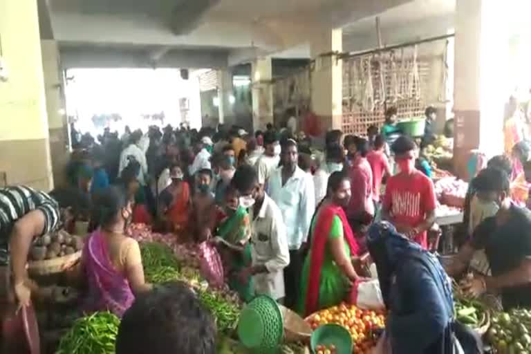 : ಅಗತ್ಯ ವಸ್ತುಗಳ ಖರೀದಿಗೆ ಮುಗಿಬಿದ್ದ ಜನ