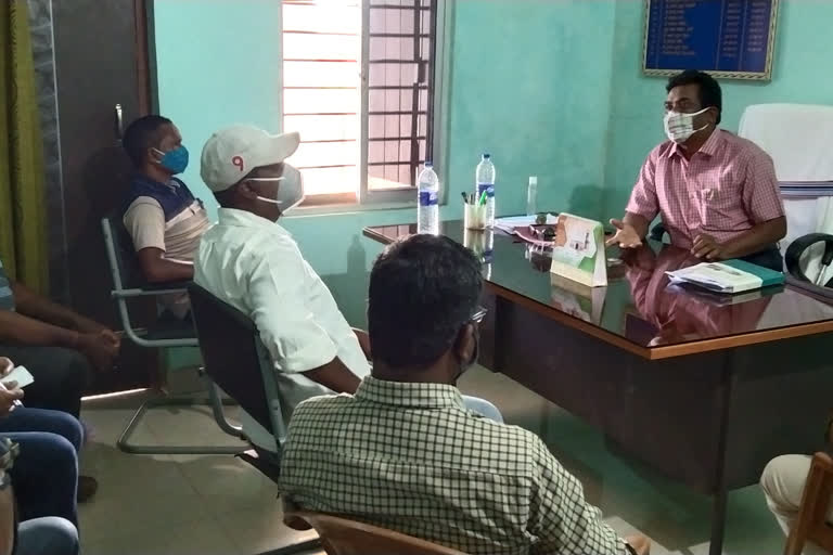 meeting held at mazgaon block office auditorium on covid 19 in chaibasa