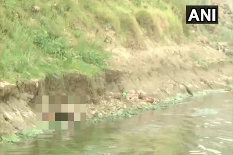 Bihar Police steps up vigil along banks of Ganga  POLICE PETROLING ALONG BANK OF GANGA  bodied recovered from ganga  Bodies from ganga  Bodies retrieved from ganga  Buxar district  Covid-19  ഗംഗയിൽ മൃതദേഹങ്ങൾ കണ്ടെത്തിയ സംഭവം; സേന നേരിട്ട് അന്ത്യകര്‍മങ്ങള്‍ നടത്തും  ബീഹാർ പൊലീസ്  ഗംഗ  കൊവിഡ്