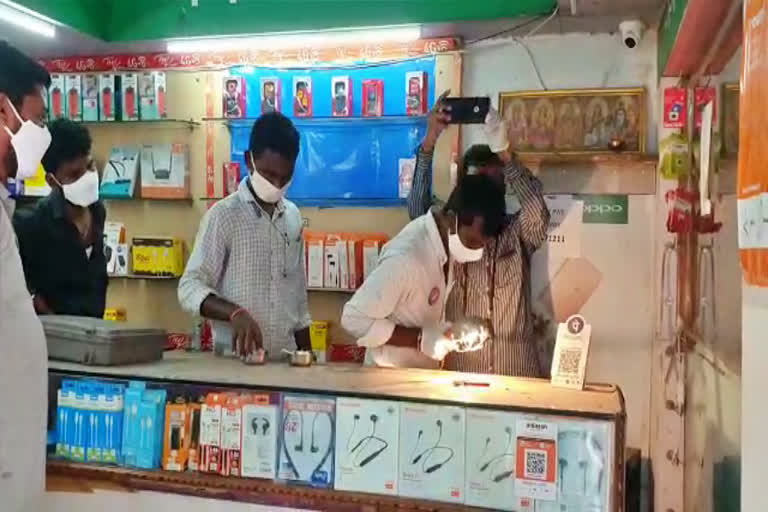 chori-at-mobile-shop-in-medchal-district