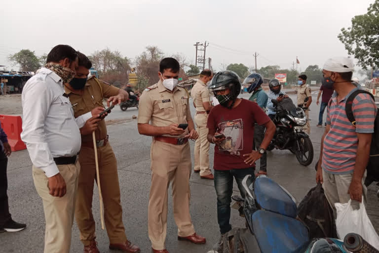 विनाकारण फिरणाऱ्या दुचाकी आणि चारचाकी वाहनांवर खालापुर पोलिसांची कारवाई