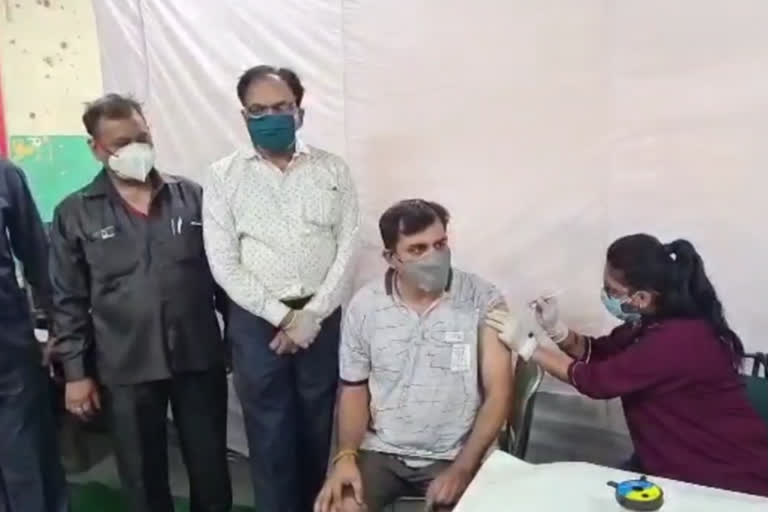 MLA anil bajpai inaugurated vaccine center in gandhi nagar of delhi