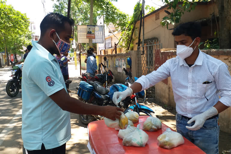 corona-fight-young-volunteers-share-food to the needy