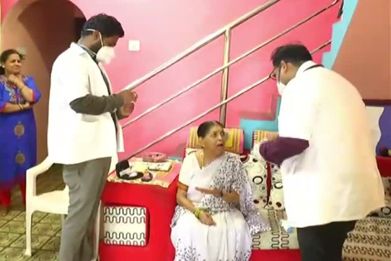 dharwad chirayu hospital doctors giving treatment in home