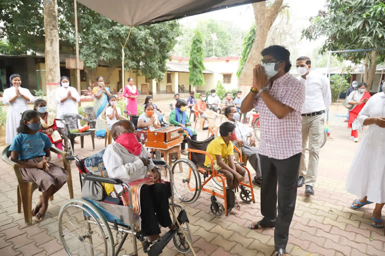 Chief Minister Hemant Soren reached Cheshire Home and talks disabled children