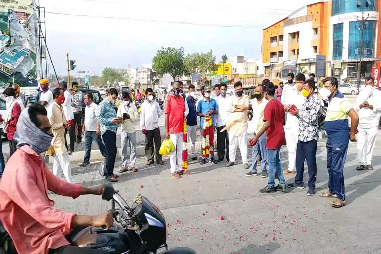 जालन्यात राजीव सातव यांच्या पार्थिवावर पुष्पवृष्टी