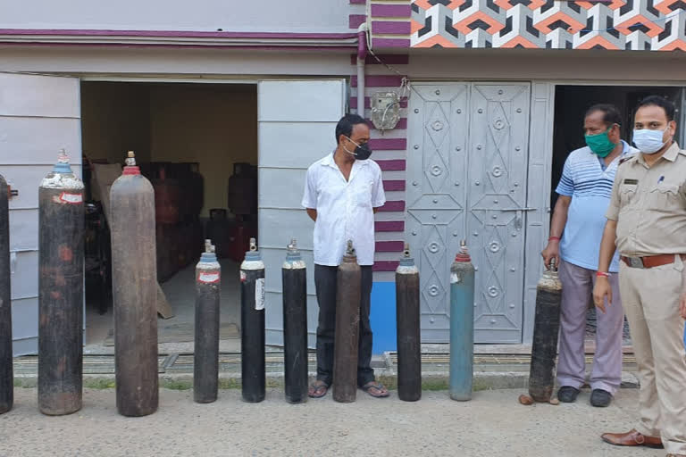 Oxygen cylinder hidden in the lpg gas godown in east bardawan