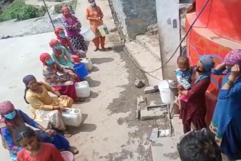 people facing water problem in kiyana village