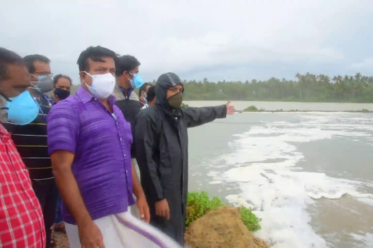 Collector and MLA visit areas affected by seasickness  കടല്‍ക്ഷോഭം രൂക്ഷമായ പ്രദേശങ്ങള്‍ സന്ദര്‍ശിച്ച് കലക്ടറും എംഎല്‍എയും  കൊല്ലം കടല്‍ക്ഷോഭം  ചുഴലിക്കാറ്റില്‍ നാശനഷ്ടം  കൊല്ലം ജില്ലാ വാര്‍ത്തകള്‍  മഴക്കെടുതി വാര്‍ത്തകള്‍  കൊല്ലം ജില്ലാ കലക്ടര്‍  kollam district collector news  kollam rain related news