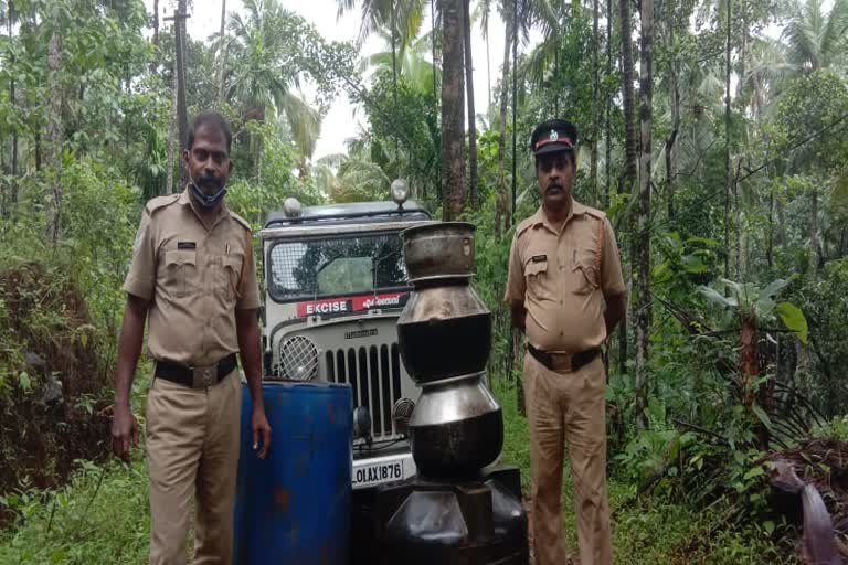 excise nadapuram Kozhikode nadapuram  400 liters of wash seized at Kattippara, Kozhikode.  വ്യാജവാറ്റ്  വാഷ്  എക്‌സൈസ്