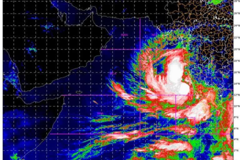 গুজরাত উপকূলে আছড়ে পড়তে পারে বিধ্বংসী তখতে