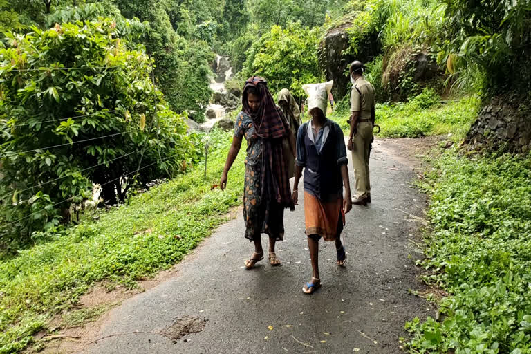 കൊവിഡിനെ ഭയന്ന് വനത്തിലേക്ക് പാലായനം ചെയ്‌ത് ആദിവാസി കുടുംബങ്ങള്‍ കണ്ണൂര്‍ വാര്‍ത്ത  tribes flee to forest due to covid in kannur news  kottiyur mele palchuram latest news  kannur covid latest news  കൊവിഡിനെ ഭയന്ന് വനത്തിലേക്ക് പാലായനം ചെയ്‌ത് ആദിവാസി കുടുംബങ്ങള്‍ വാര്‍ത്ത  കണ്ണൂരില്‍ വനത്തിലേക്ക് പാലായനം ചെയ്‌ത് ആദിവാസി കുടുംബങ്ങള്‍ വാര്‍ത്ത  കണ്ണൂര്‍ കൊവിഡ് പുതിയ വാര്‍ത്ത