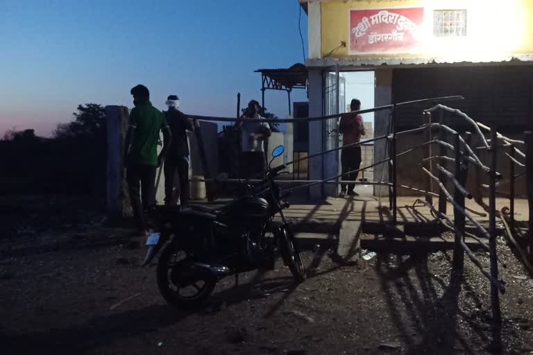 Liquor being given from the shop in dongargaon