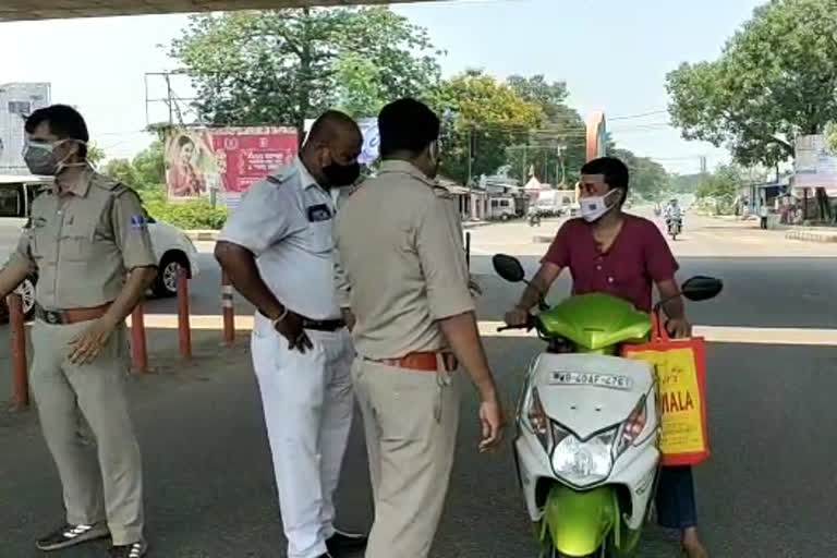 wb_dur_03_ trafic acp naka cheaking in Durgapur _7204345