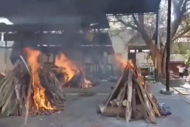 Funeral procession of 42 corona-infected dead bodies in East Delhi