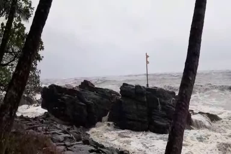 കടലേറ്റത്തില്‍ ചരിത്രസ്മാരകം തകര്‍ന്ന് വീണു വാര്‍ത്ത  കണ്ണൂരില്‍ കരിങ്കല്‍ സ്തൂപം തകര്‍ന്ന് വീണു വാര്‍ത്ത  കടലേറ്റത്തില്‍ കരിങ്കല്‍ സ്തൂപം തകര്‍ന്നു വീണു വാര്‍ത്ത  കണ്ണൂര്‍ കടലേറ്റം പുതിയ വാര്‍ത്ത  historical monument collapsed in sea attack news  historical monument collapsed in sea attack kannur news  kannur sea attack latest news  historical monument collapsed news