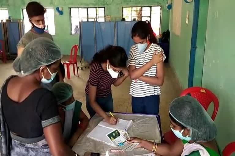 Vaccination of the people of Ranchi in Khunti