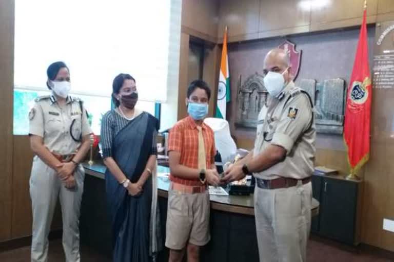 रुपये पुलिस कमिश्नर को सौंपे