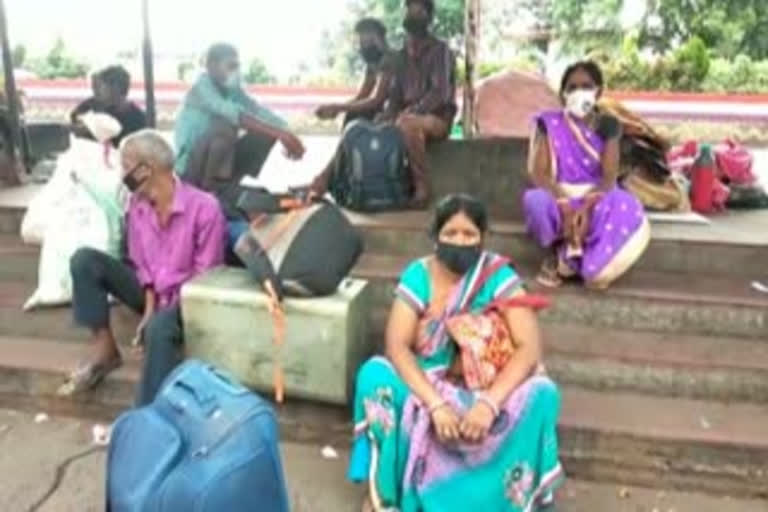 police-make-way-easy-to-stranded-passangers-at-howrah-station