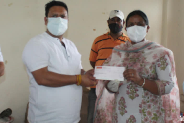 Rajya Sabha MP Indu Goswami is helping people in Corona epidemic