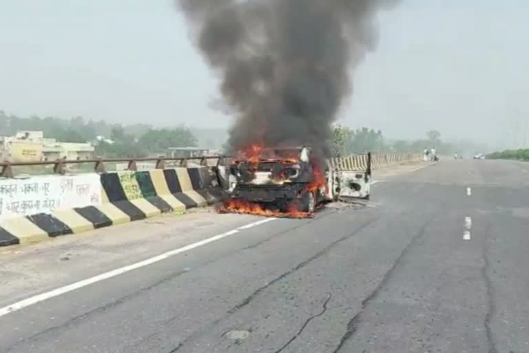 car burned down in Rohtak Sampla, the driver saved his life by jumping in time