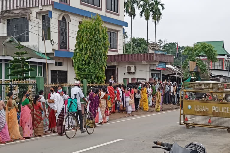 কাকপথাৰৰ বেংকত ধোৱাঁচাঙত ক’ভিড প্ৰট’কল