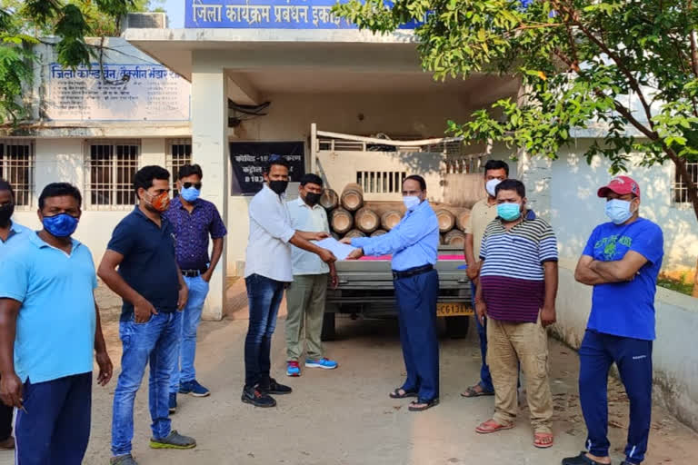 MP Gomti Sai gave 30 oxygen cylinders