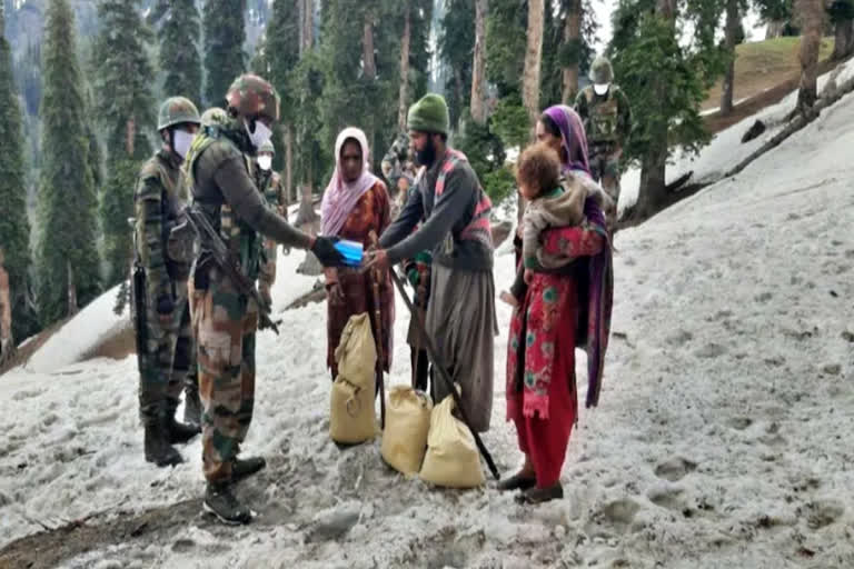 ARMY PROVIDES RELIEF TO BAKARWAL FAMILY STRANDED IN SNOW  IN KISHTWAR (J&K)