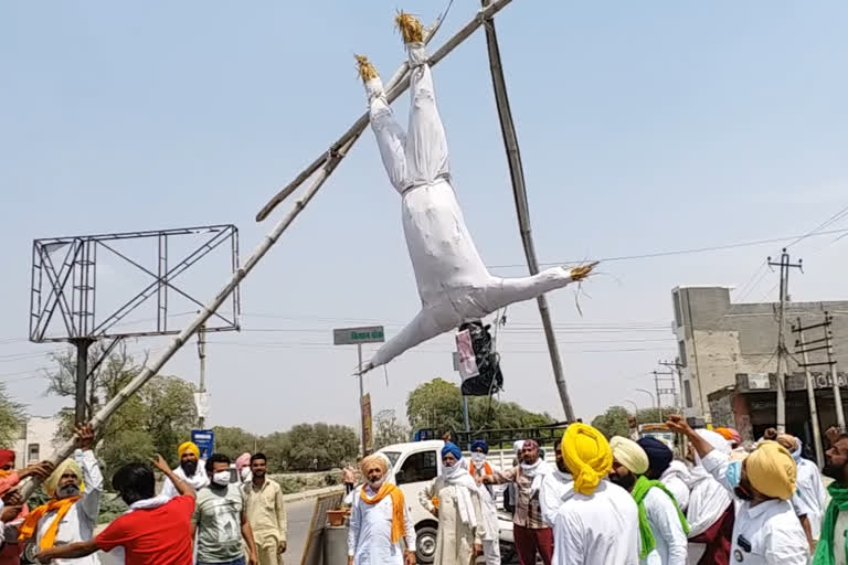 angry-farmers-from-hisar-lathicharge-burnt-effigy-of-chief-minister-manohar-lal-in-sirsa