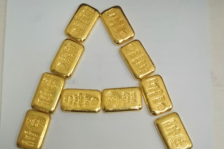 gold seized  Shamshabad airport  Hyderabad  ശംഷാബാദ് വിമാനത്താവളം  സ്വര്‍ണം പിടികൂടി