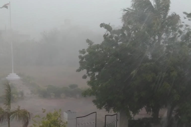 Neemuch rains with strong winds