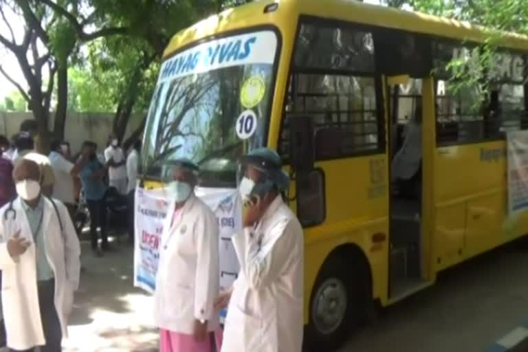 தனியார் பள்ளி பேருந்து கரோனா வார்டாக மாறியது..