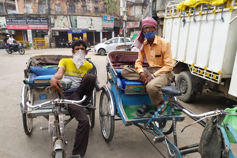 rickshaw puller facing financial crisis due to lockdown in lucknow