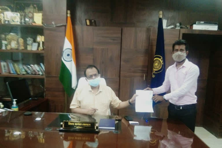 Bemetra District President of JCCJ Ashish Jain submitted memorandum to collector Shiva Anant Tayal in the name of President