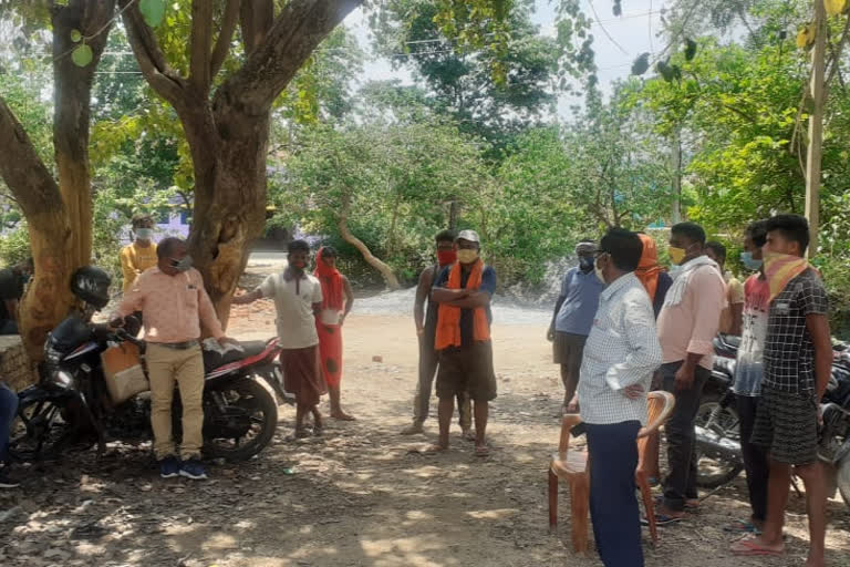 People protest against vaccination camp in Aarki block in khunti