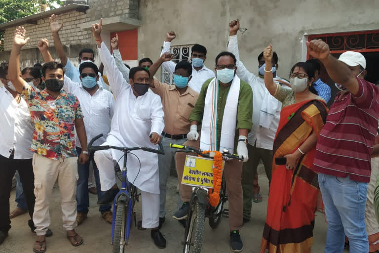 mla pradeep yadav is awaring people for vaccination on bicycle