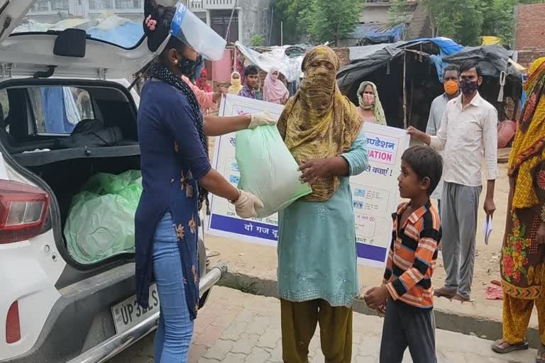 लॉकडाउन में जरूरतमंदों को युवा बांट रहे राशन.